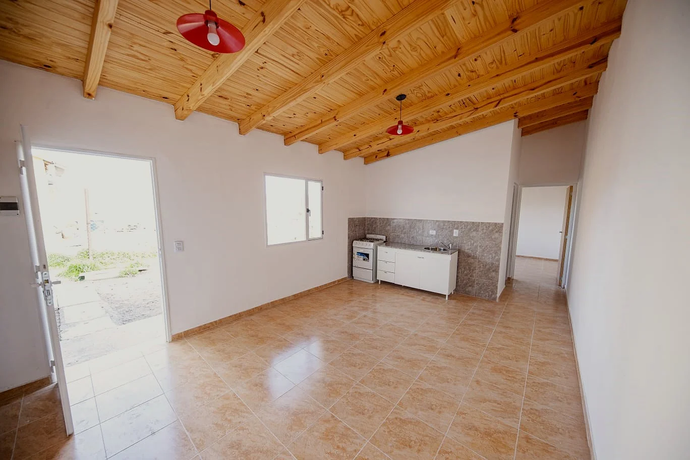 La Municipalidad le entregó una casa a una vecina de Caleta Córdova que afrontaba una difícil situación habitacional