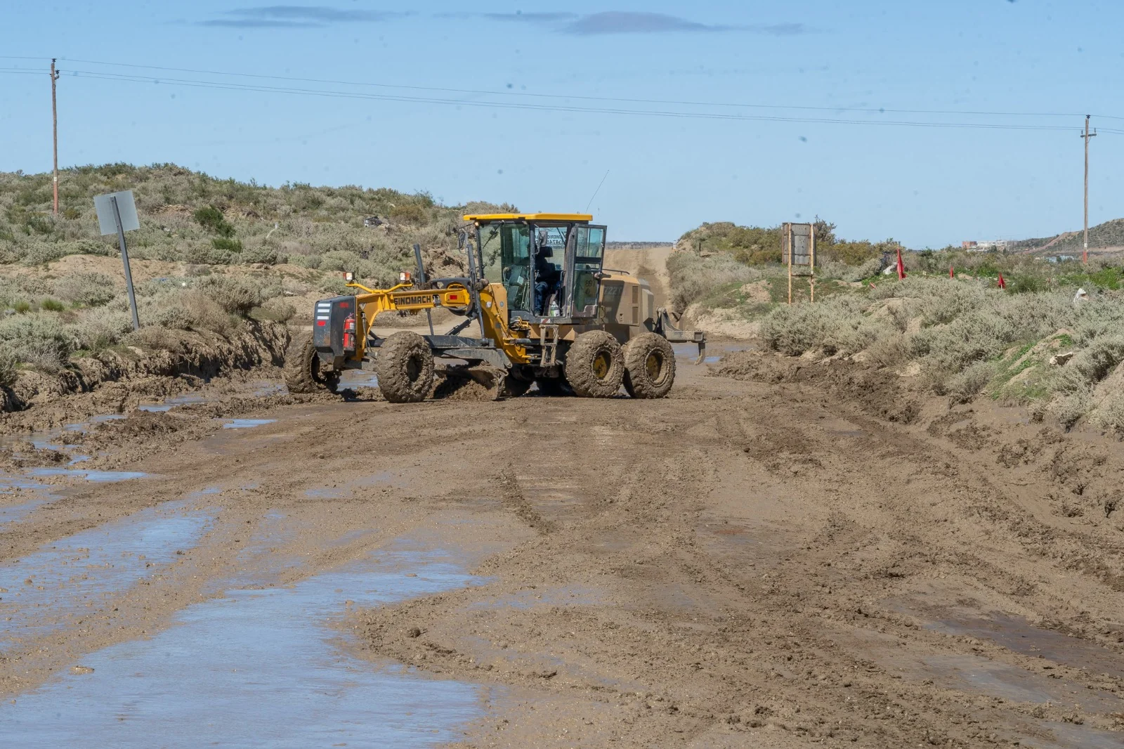 Continúa el reacondicionamiento vial en calles y caminos principales de Comodoro