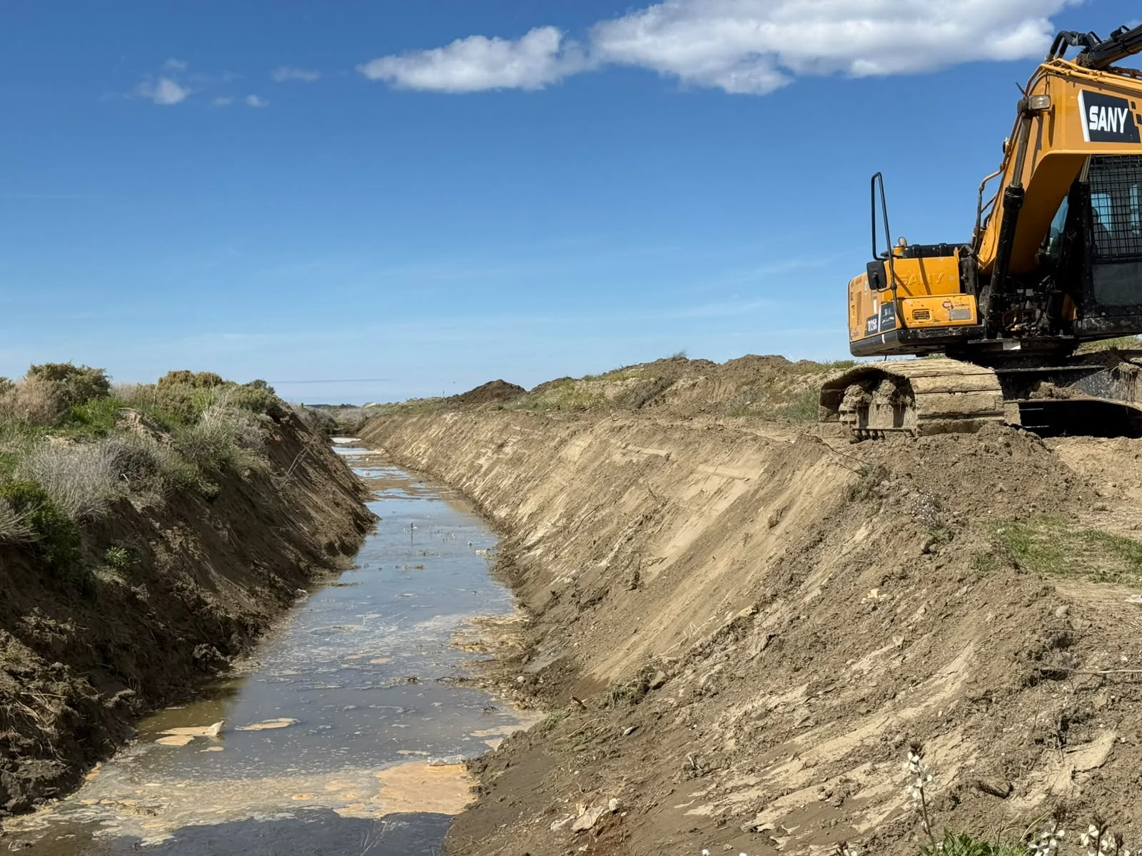 Se optimizan caminos y drenajes en zonas norte y sur