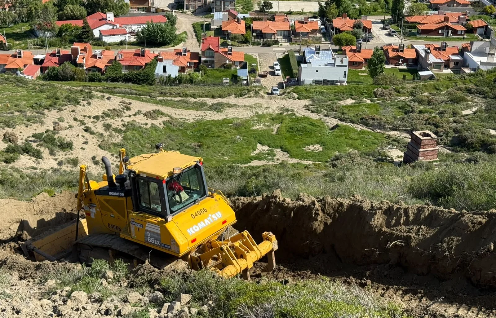 Avanza el aterrazamiento del Cerro Hermitte con equipos aportados por PECOM