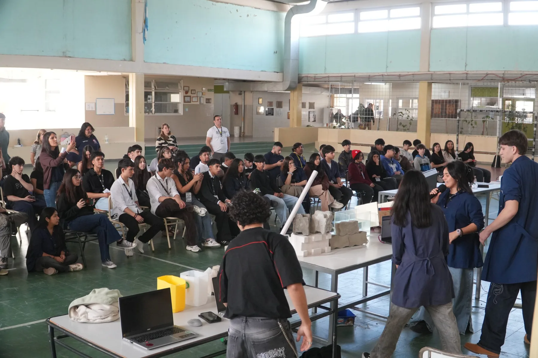 Cinco divisiones técnicas de Chubut ensayaron puentes y recorrieron una fábrica de aluminio