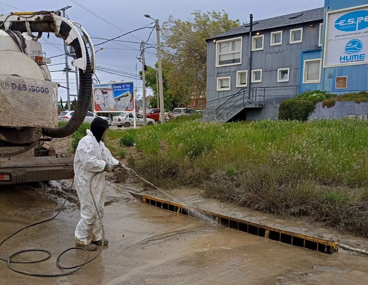 Tareas de desobstrucción de pluviales se multiplican en Comodoro Rivadavia por las lluvias