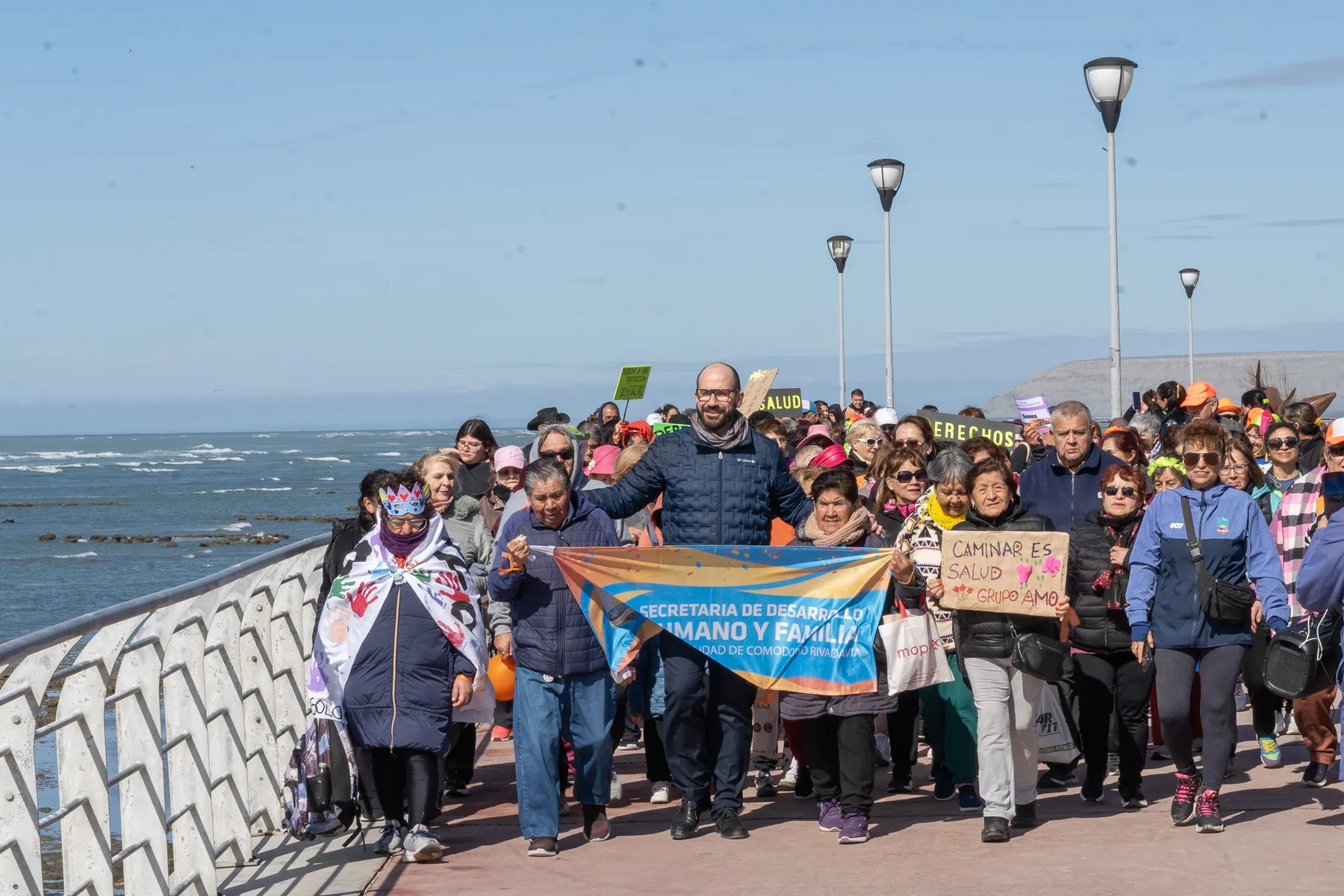 Adultos mayores de Comodoro Rivadavia celebraron su día con una caminata por el Paseo Costero