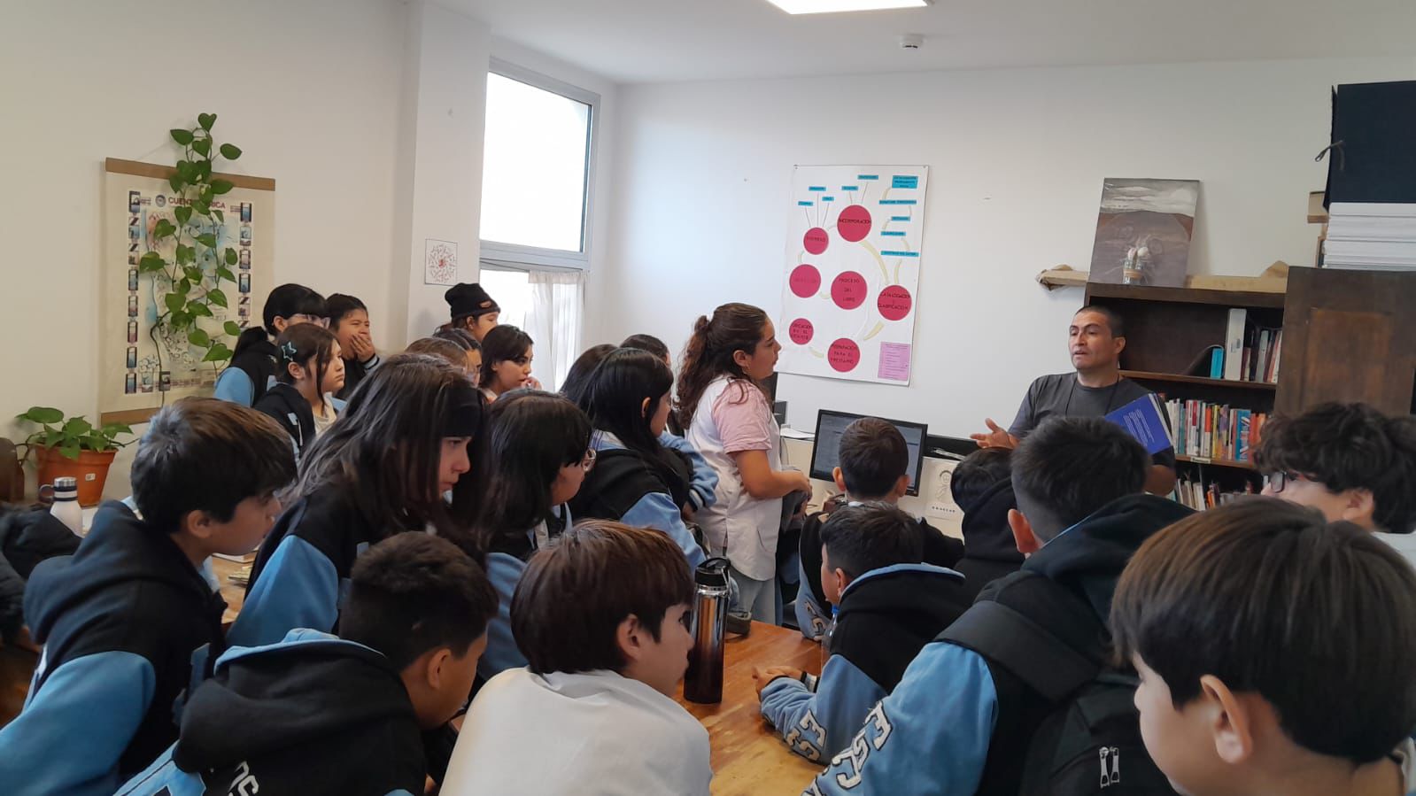 Estudiantes de la Escuela N° 43 recorrieron la Biblioteca Municipal