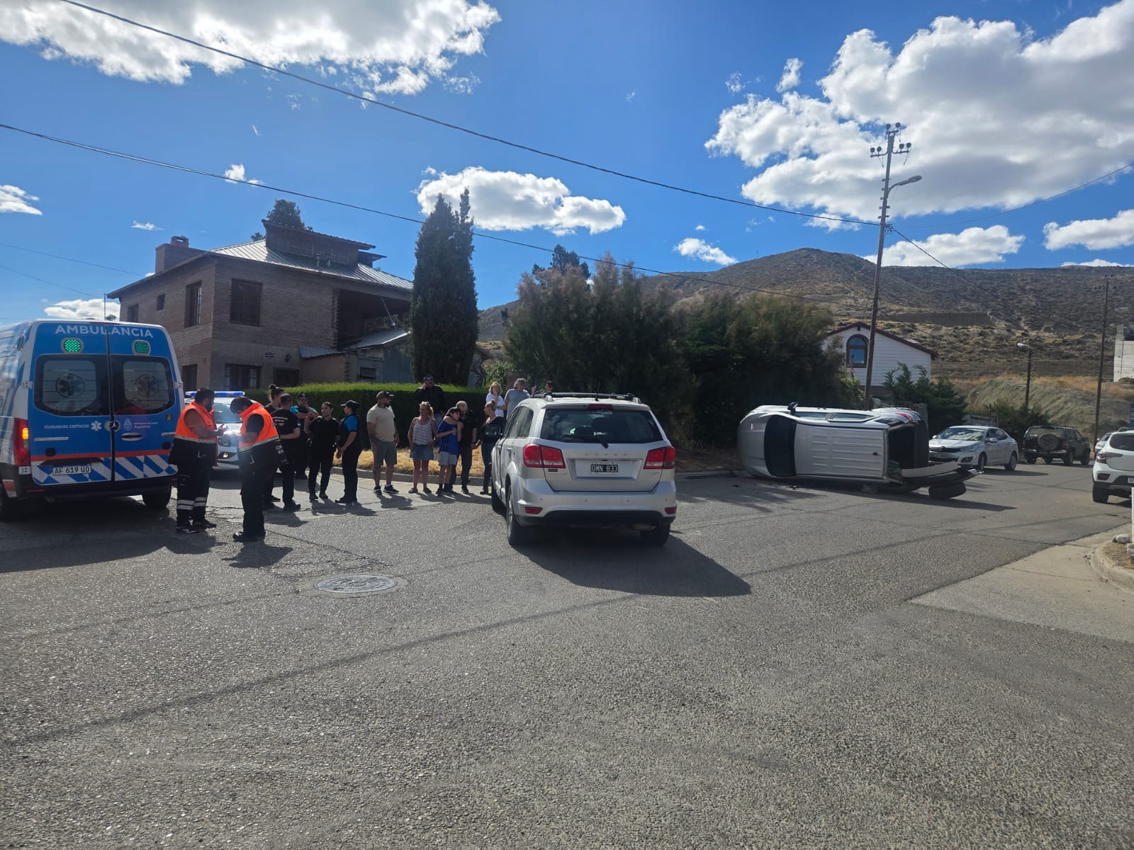 Un auto volcó tras un choque en Km 3