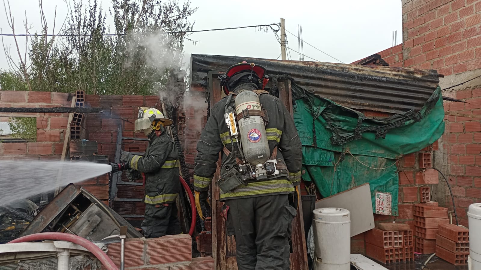 Un incendio destruyó una casa precaria en barrio Las Américas