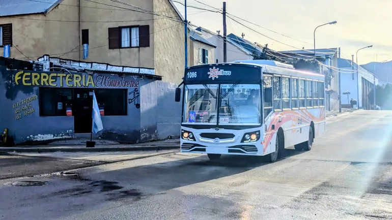 Solbus: otra jornada de esperas, colectivos llenos y reclamos