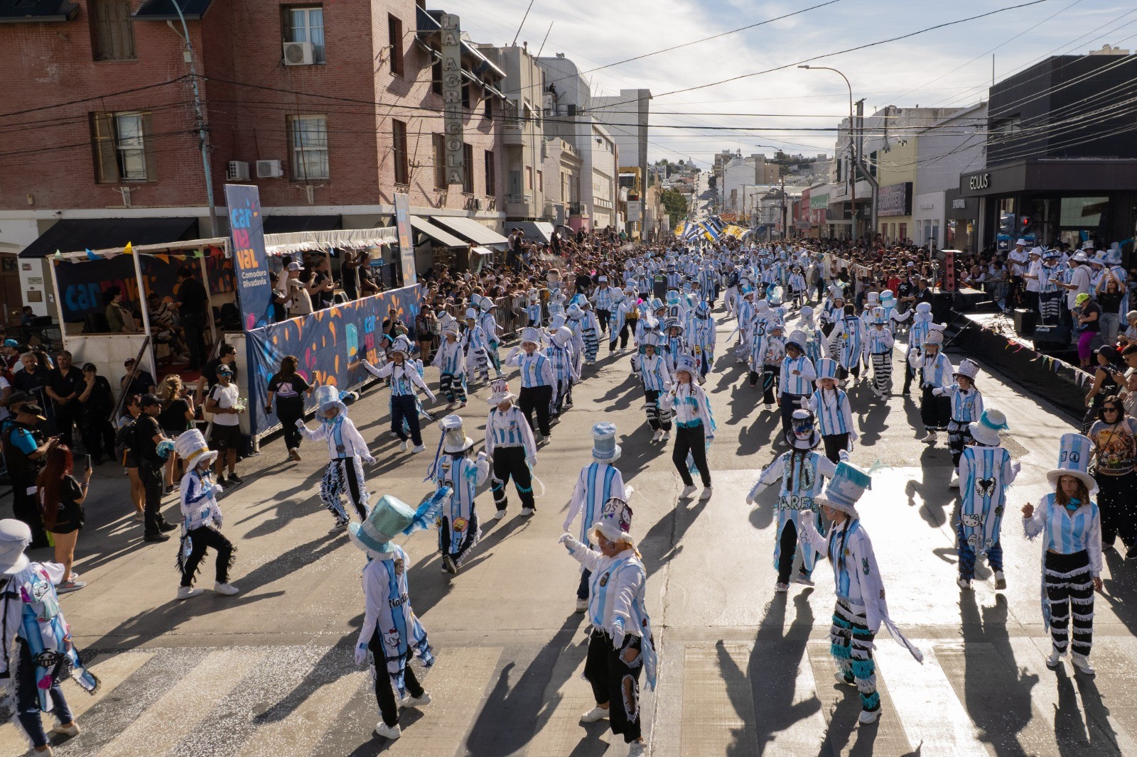 La ciudad consolidó sus tradicionales carnavales con una masiva convocatoria