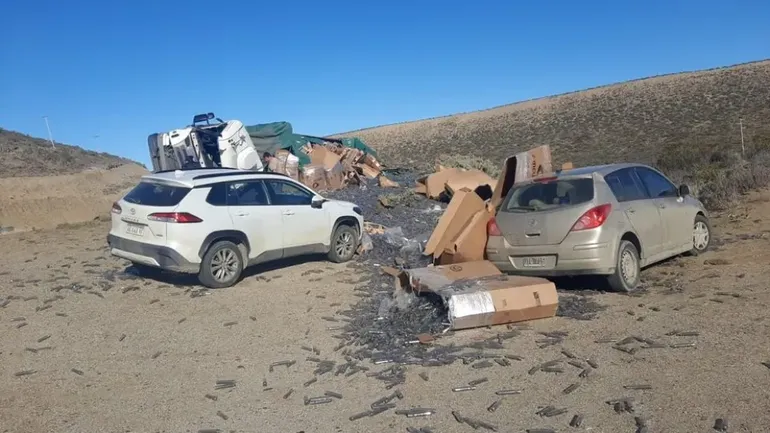 Volcó un camión en el acceso a Rada Tilly y su conductor fue internado
