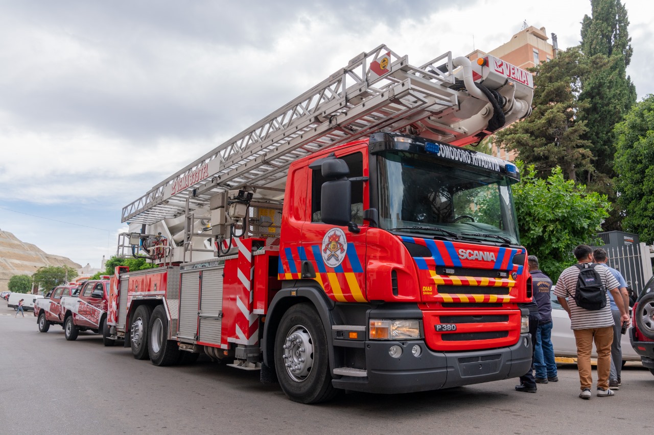 Los Bomberos Voluntarios presentaron al intendente la escalera hidroelevadora de 35 metros