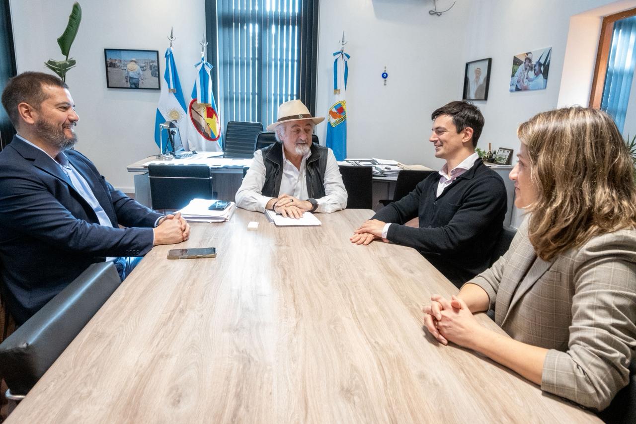 Representantes de PECOM presentaron al intendente su plan de trabajo tras el anuncio de su arribo a Manantiales Behr