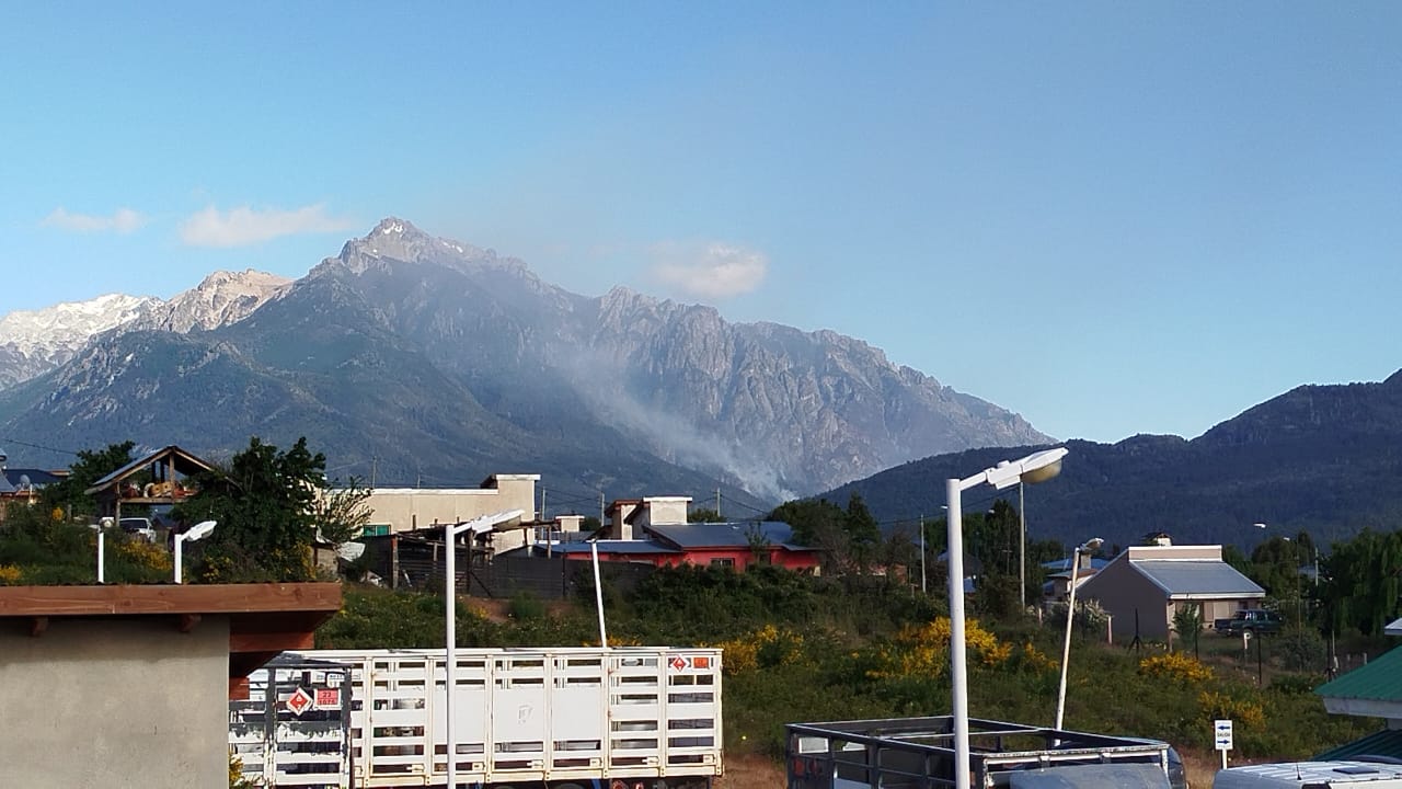 Incendio en El Pedregoso: con más de 180 personas afectadas al operativo se continúa combatiendo las llamas