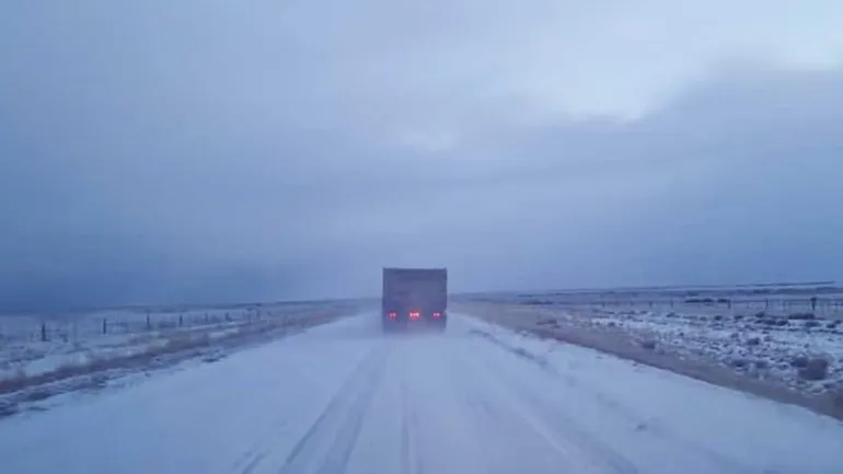 Escarcha, nieve, barro y fuertes ráfagas en las rutas 26 y 3
