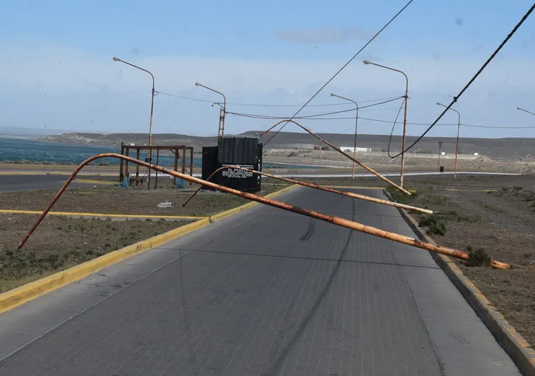 En Caleta Olivia a los destrozos se sumaron cortes de energía