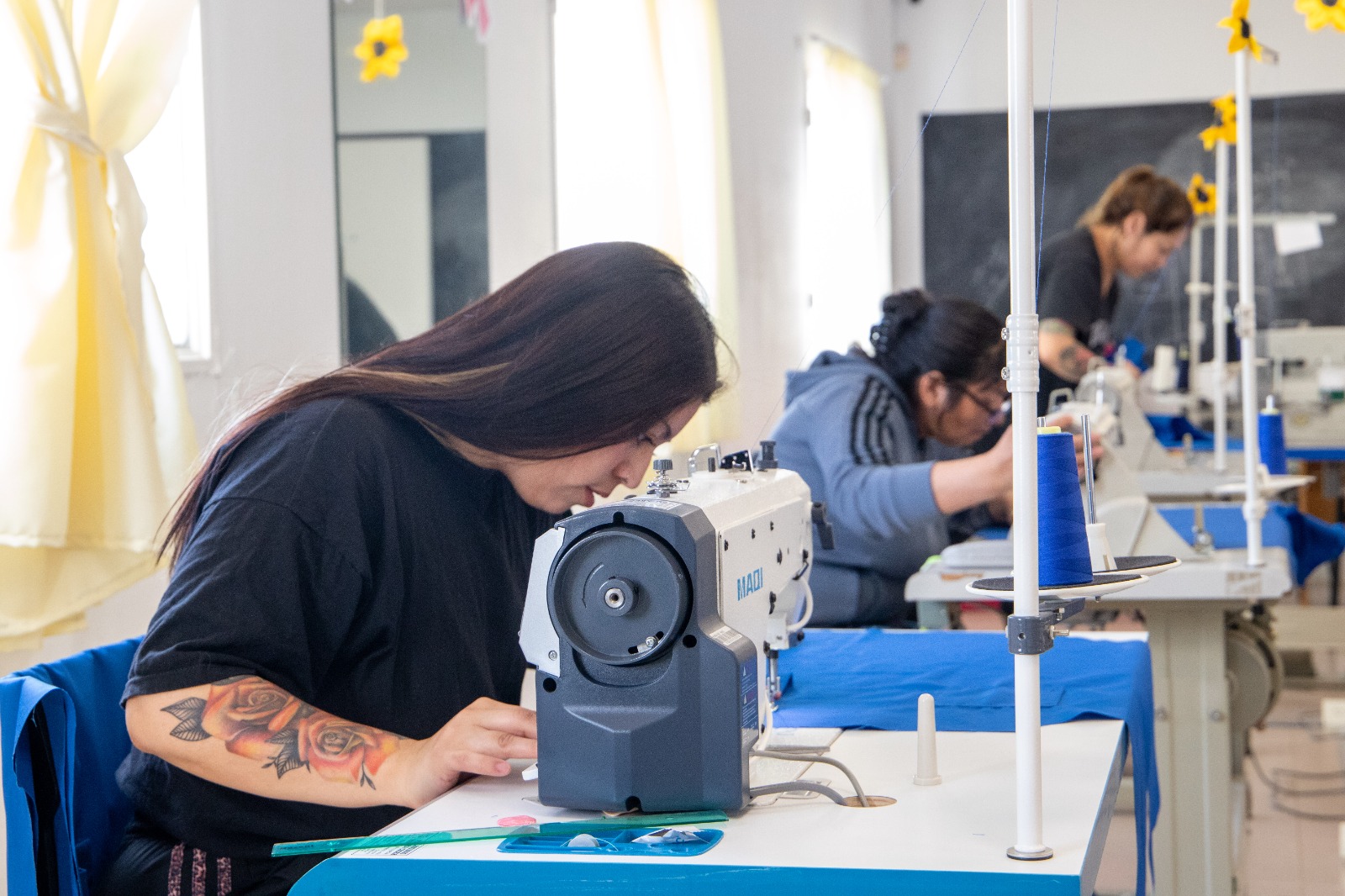 El Centro de Promoción Laboral fortalece la confección de indumentaria para el personal municipal