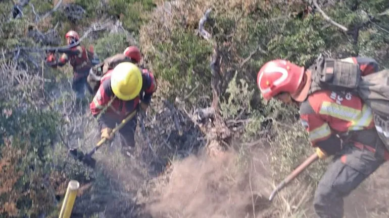 El fuego avanza hacia el este, rumbo a la Ruta 40
