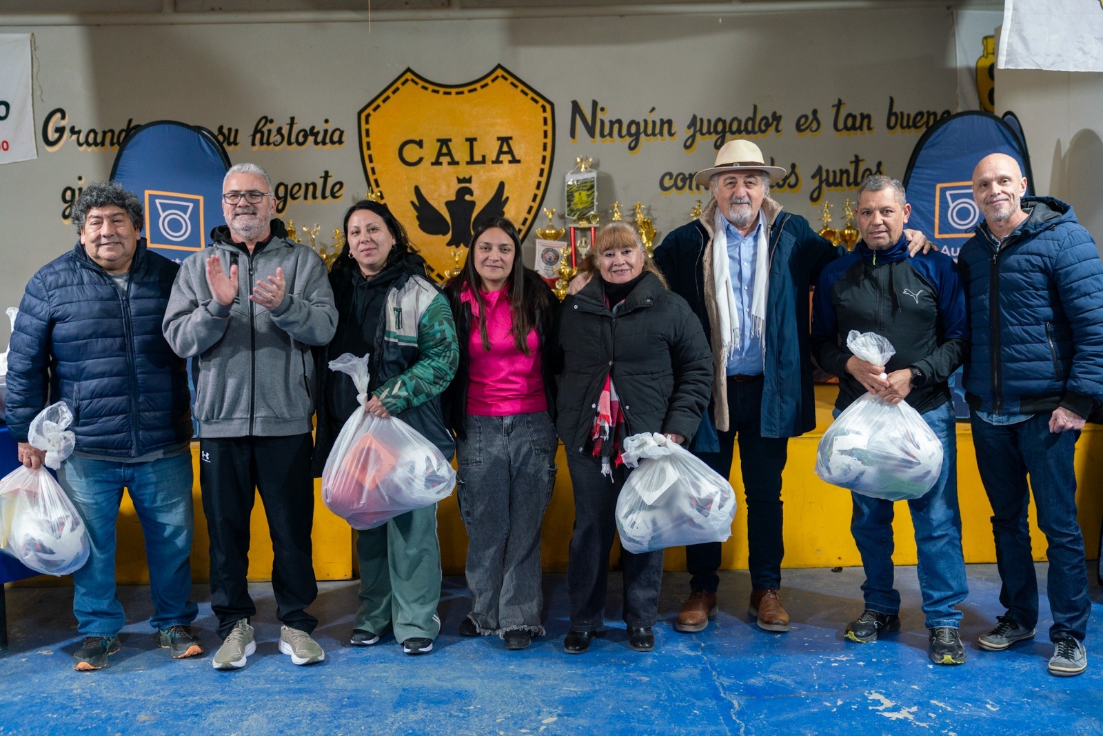 El Municipio entregó equipamiento deportivo y becas a clubes de la Asociación Costa Austral