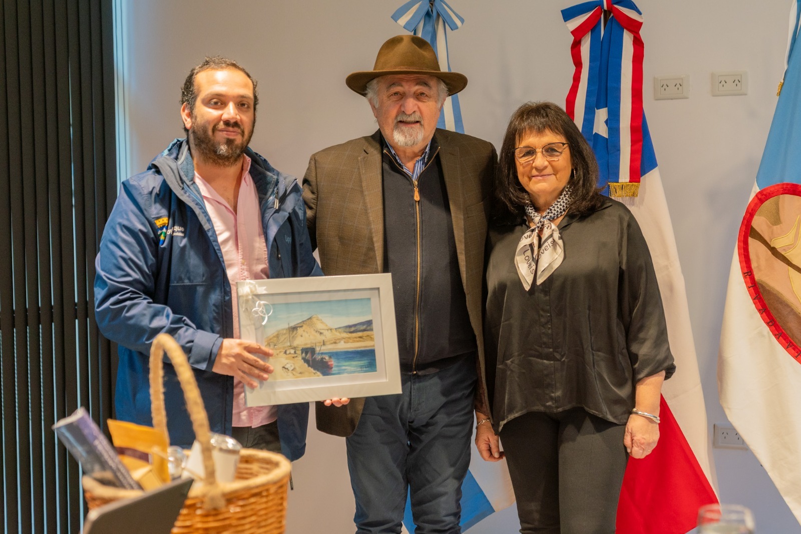 En el marco de la Feria del Libro, Othar y el alcalde de Coyhaique ratificaron el trabajo conjunto