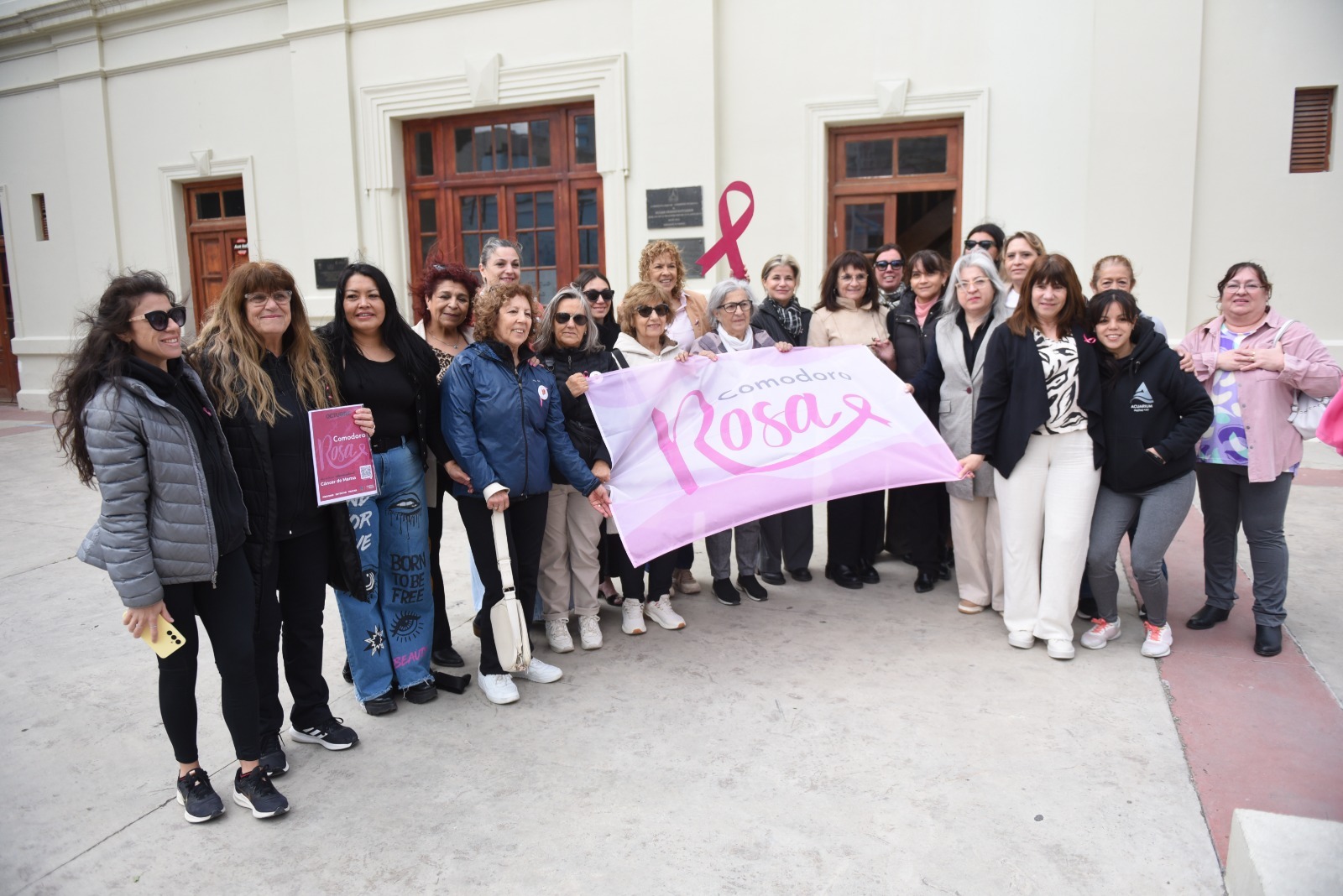 El Municipio acompañó el izamiento de la bandera rosa símbolo de la lucha contra el cáncer de mamas