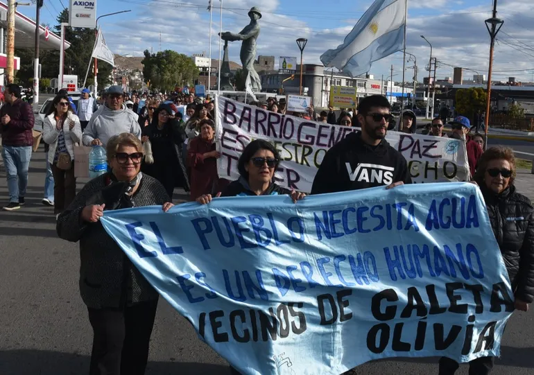 Agua: los camiones no alcanzan, afirman en Caleta Olivia