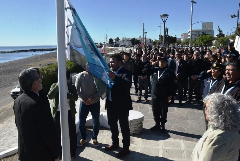 Comenzó el mes del aniversario con izamiento de la bandera local