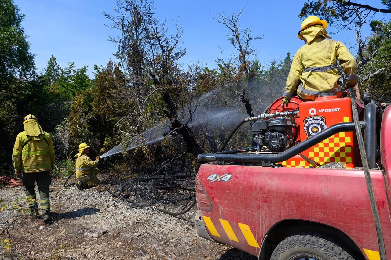 Provincia intensifica los operativos para combatir los incendios en la Cordillera y dispuso el cierre temporal de un tramo de la ruta 71