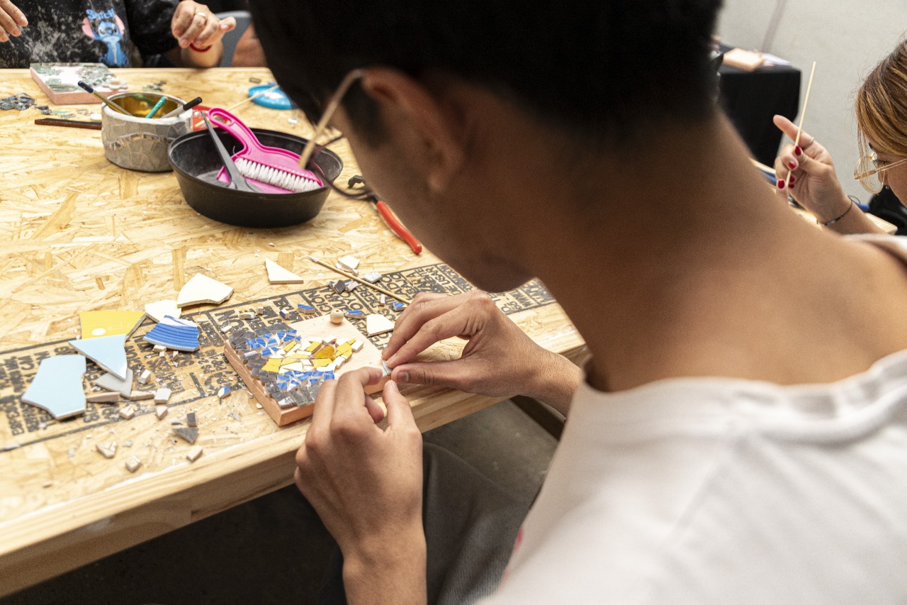 Se concretó la primera edición del Taller de Eco Mosaico con la reutilización de elementos reciclados