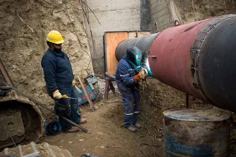 Continúa el corte de agua y se realiza una distribución sectorizada por barrios