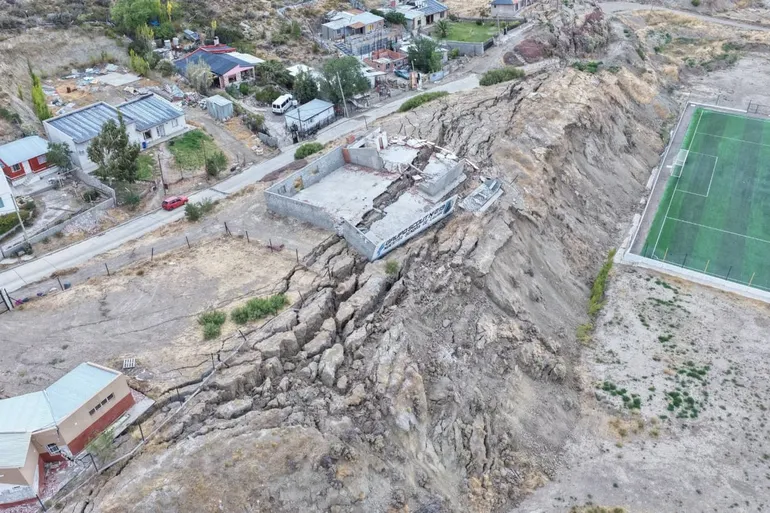 El Cerro Hermitte cedió y hubo que evacuar de urgencia a decenas de familias