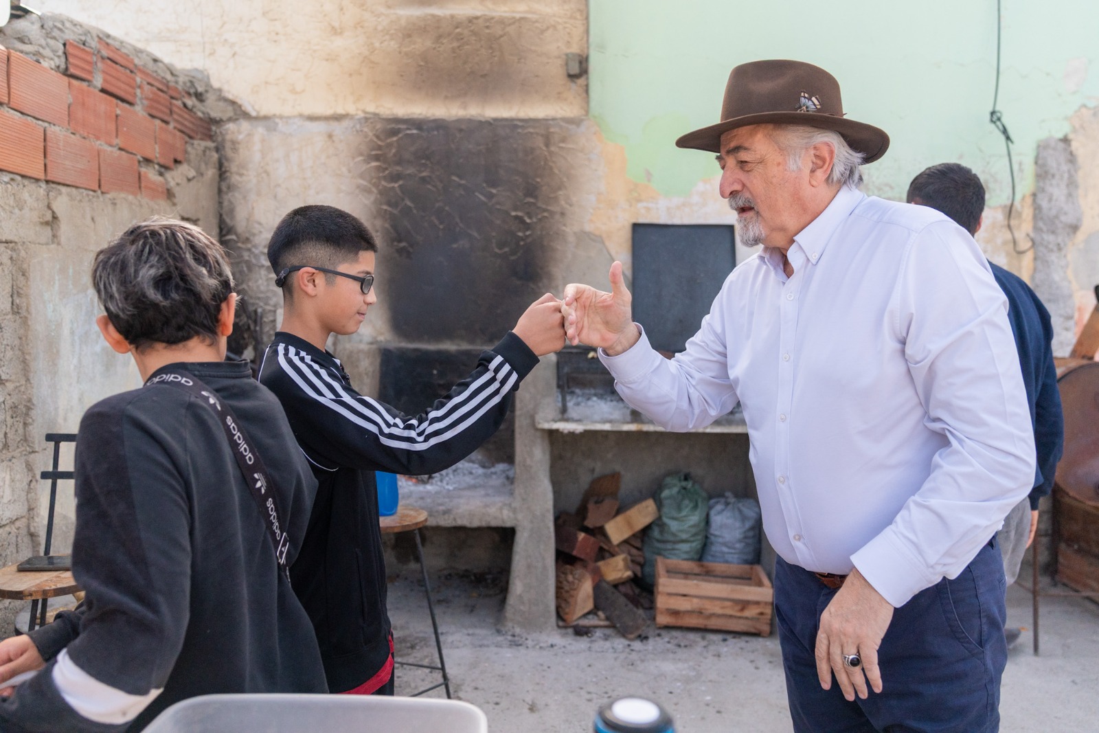 El Intendente acompañó en La Esquina la concreción del proyecto de fogones impulsado por jóvenes