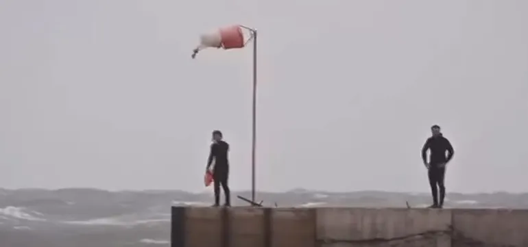 Rescataron a un joven arrastrado por el mar en la Costanera