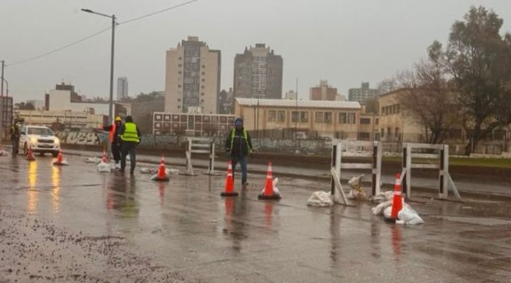 Reducción de calzada por hundimiento del asfalto en la avenida Ducós