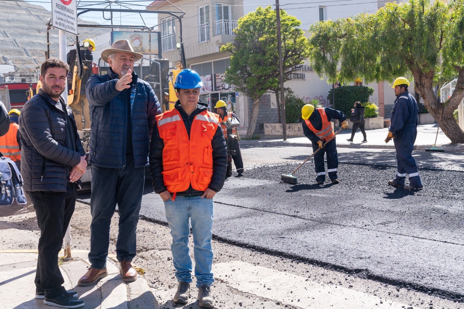 Othar supervisó los trabajos de reparación de calzada en barrio Centro