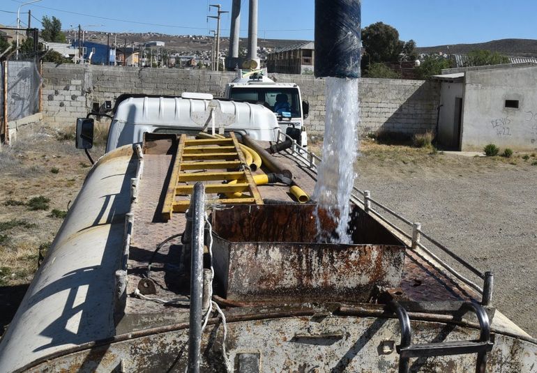 Indignados por escasez de agua bloquean cargaderos de camiones Indignados por escasez de agua bloquean cargaderos de camiones