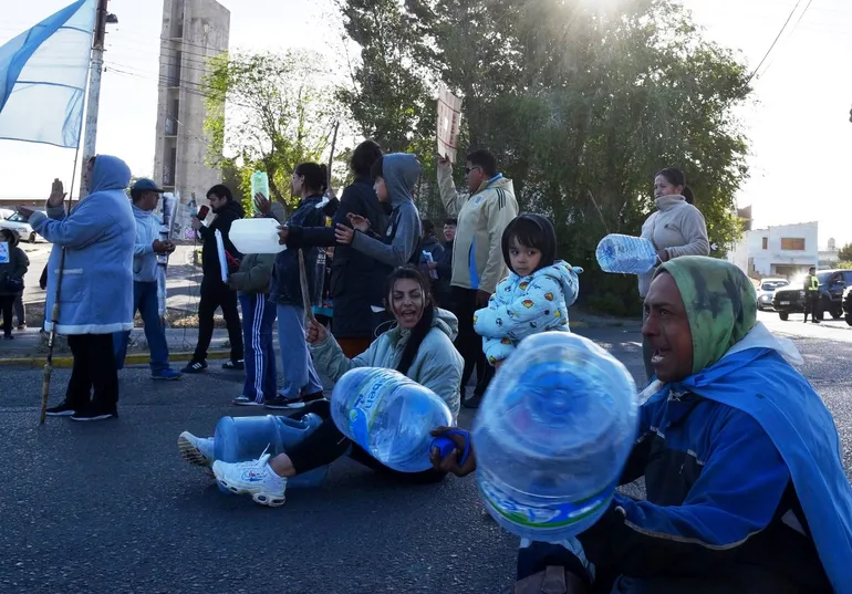 Reclamo por agua: cortaron la avenida del acceso norte