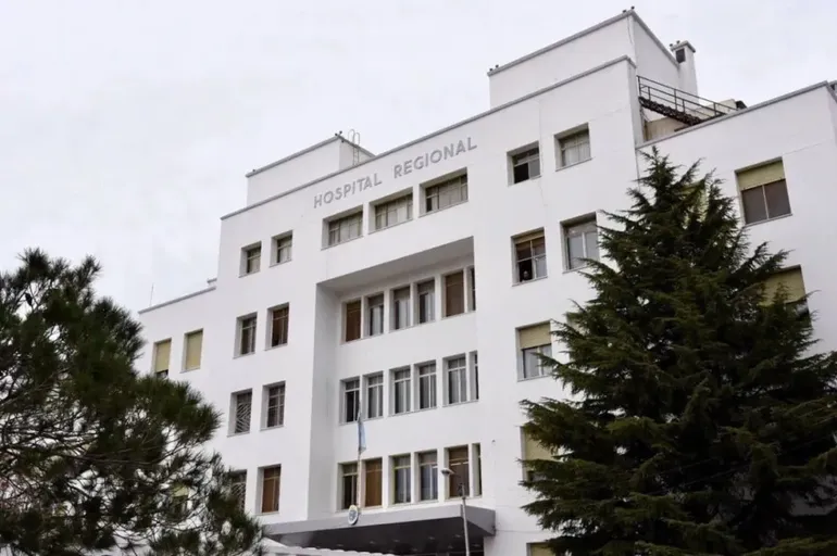 Denuncian uso fraudulento de sello y firma de una médica
