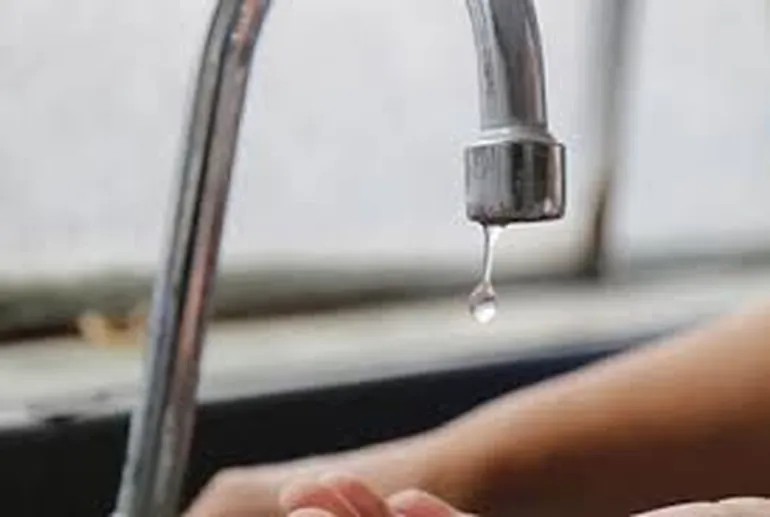 Sin agua en seis barrios por la caída de un poste eléctrico