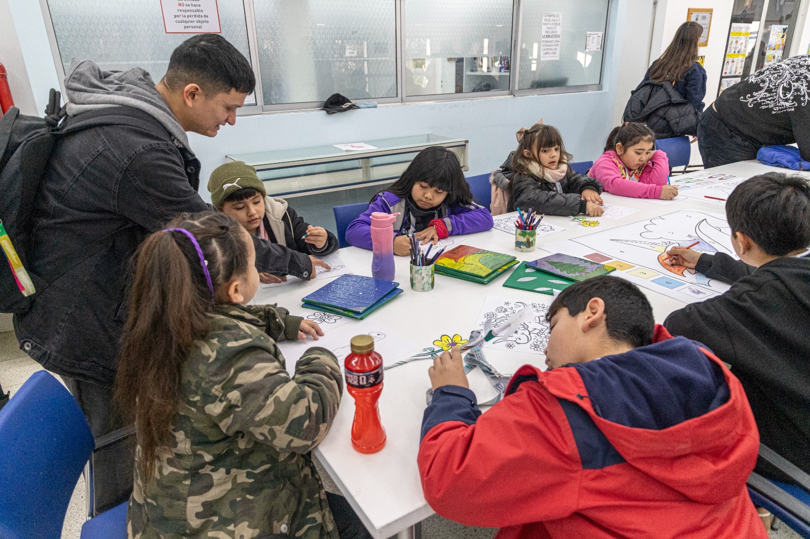 Niños de Juegoteca y apoyo escolar del CPB Diadema recorrieron los espacios de la Feria del Libro