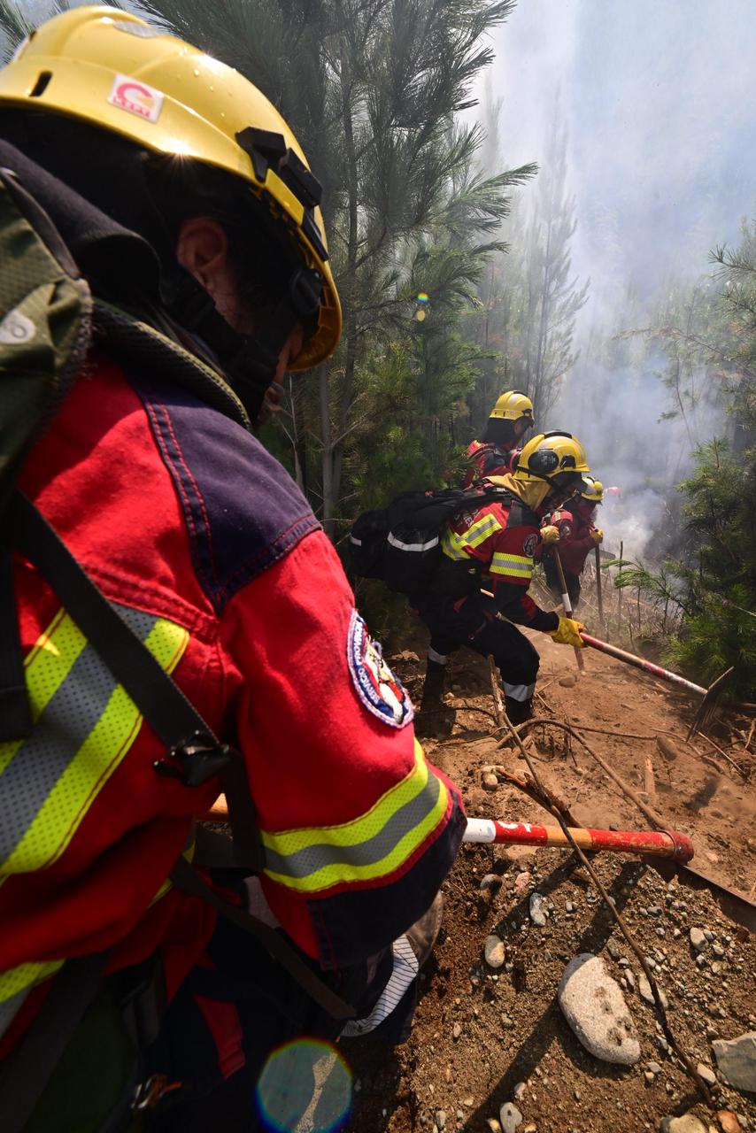 Incendios forestales: luego de las lluvias las tareas de combate se intensifican en las zonas con puntos calientes