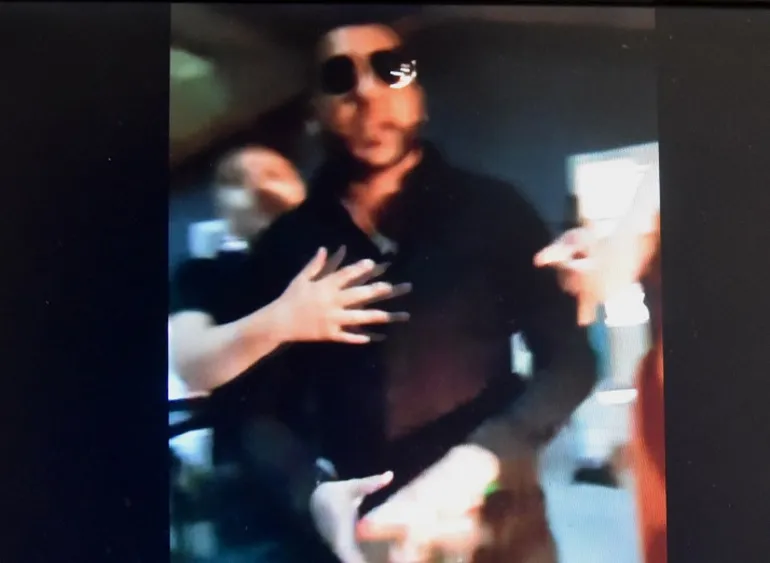 Increpó a quienes arrojaban pirotecnia y fue agredida