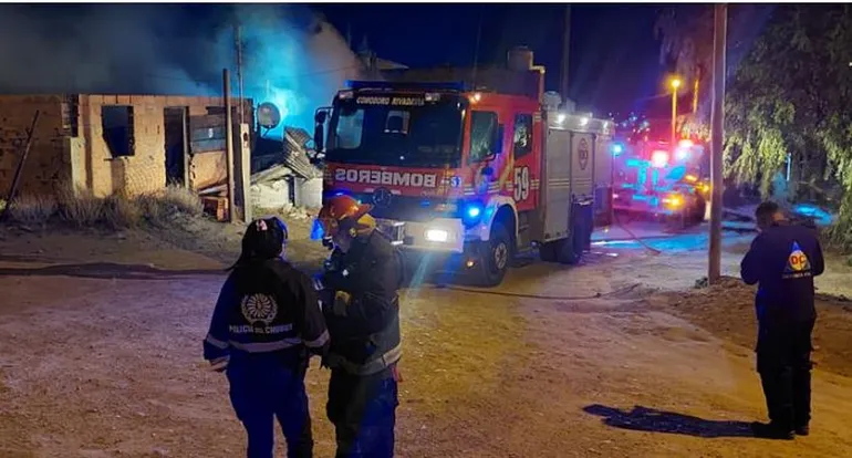 Incendio arrasó una vivienda: una familia escapó de las llamas y un nene resultó herido