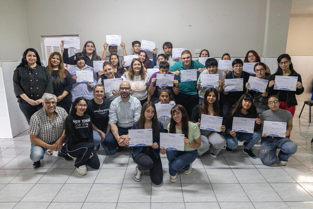 Se celebró el cierre de la capacitación de jóvenes pasteleros en barrio José Fuchs