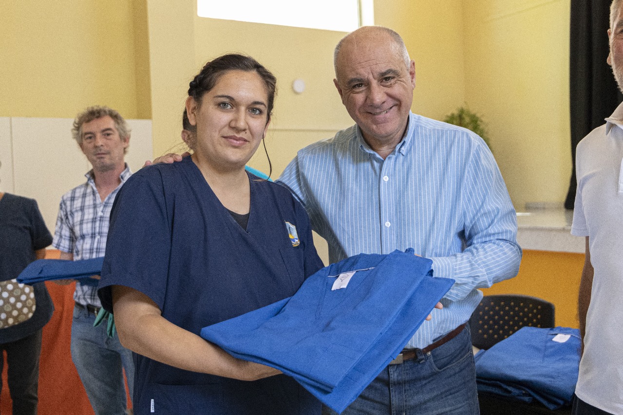 El Municipio entregó indumentaria confeccionada en el CPL para diversas áreas de trabajo