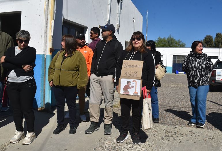 Indignados por escasez de agua bloquean cargaderos de camiones Indignados por escasez de agua bloquean cargaderos de camiones