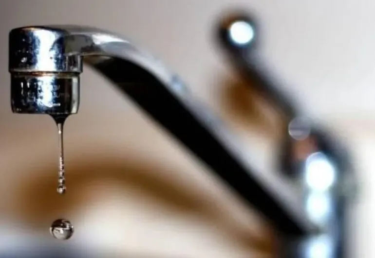 Corte de agua en nueve barrios por una avería en Arenal-Ciudadela