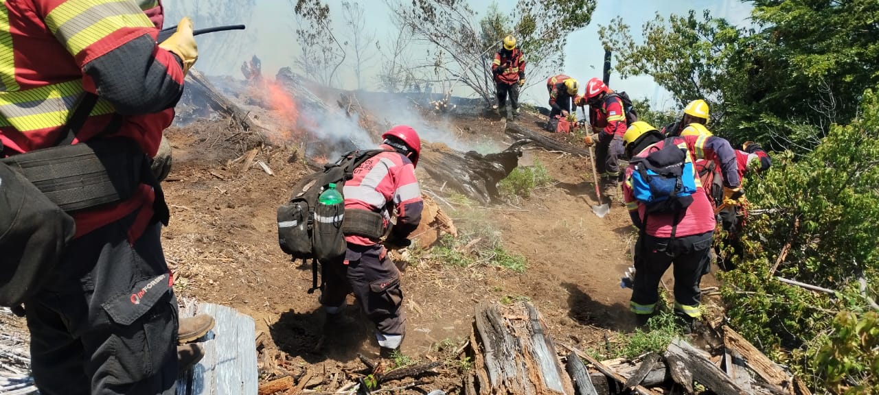 Provincia mantiene el intenso operativo para controlar el incendio en El Turbio