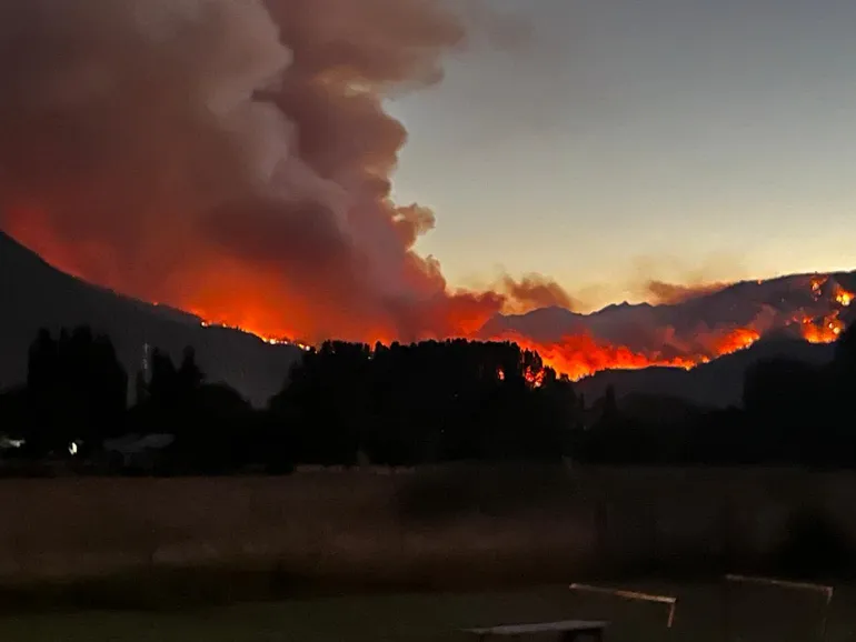 El fuego arrasa El Hoyo: diez casas quemadas y Fiesta suspendida