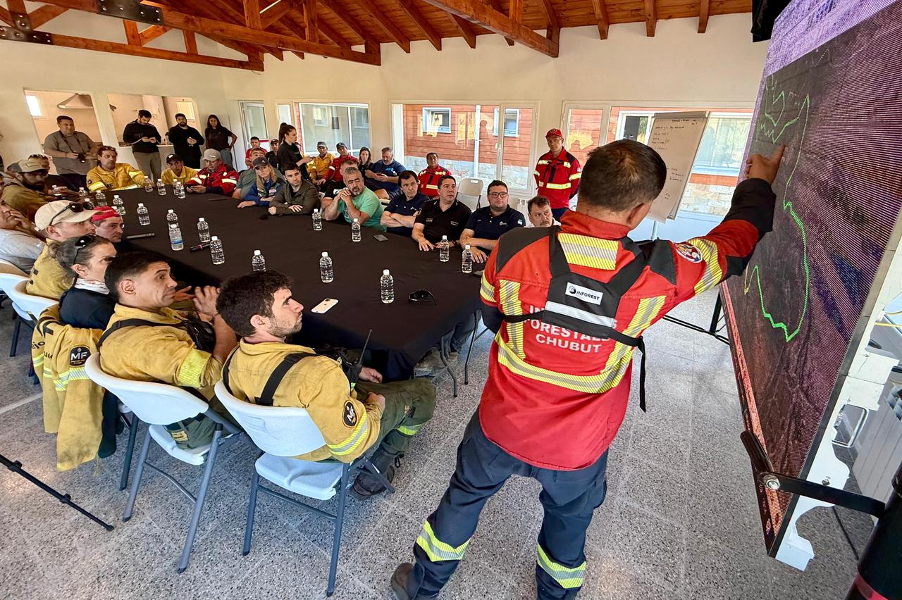 Operativo reforzado: cerca de 650 personas y 8 medios aéreos combaten el incendio forestal de Puerto Patriada
