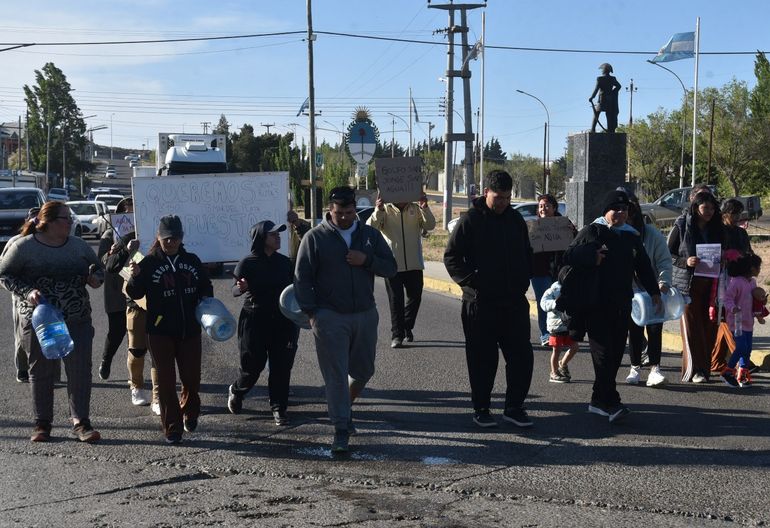 Reclamo por agua: cortaron la avenida del acceso norte