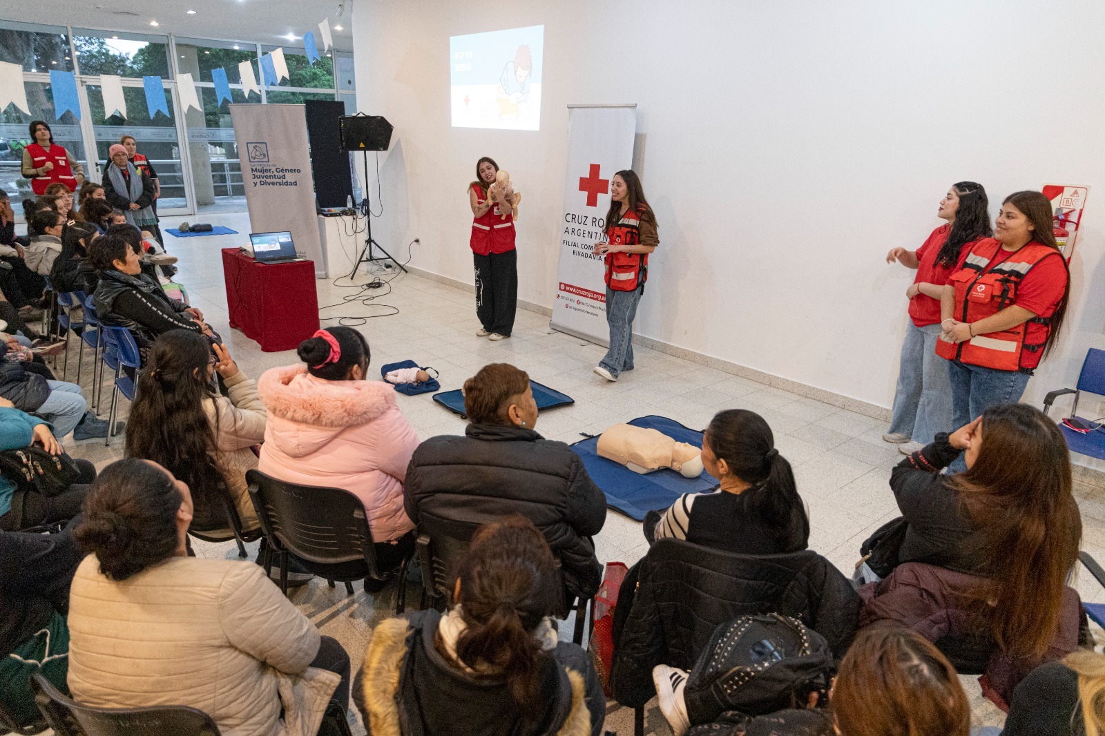 Más de 80 mujeres que reciben acompañamiento del Municipio se capacitaron en RCP